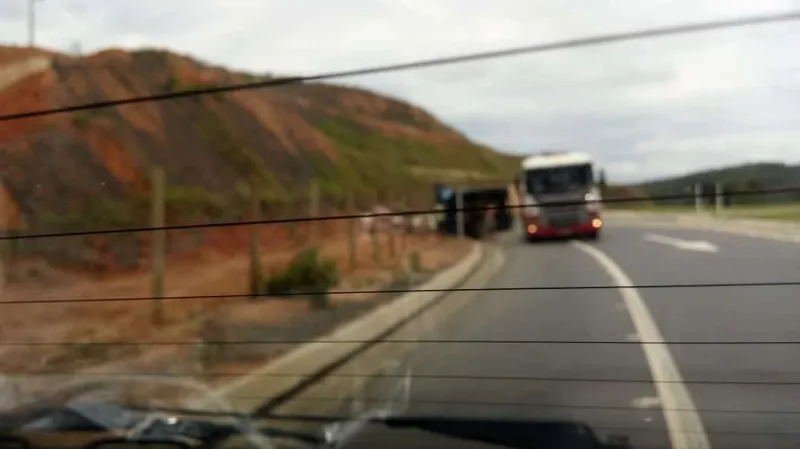 Caminhão carregado de louças tomba próximo a Baunilha e motorista é levado para o hospital com fratura craniana