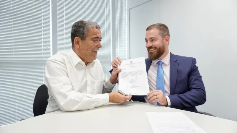 Deputado Estadual Renzo comemora a assinatura do Projeto das Obras de Macrodrenagem do Bairro Carlos Germano Naumann em Colatina