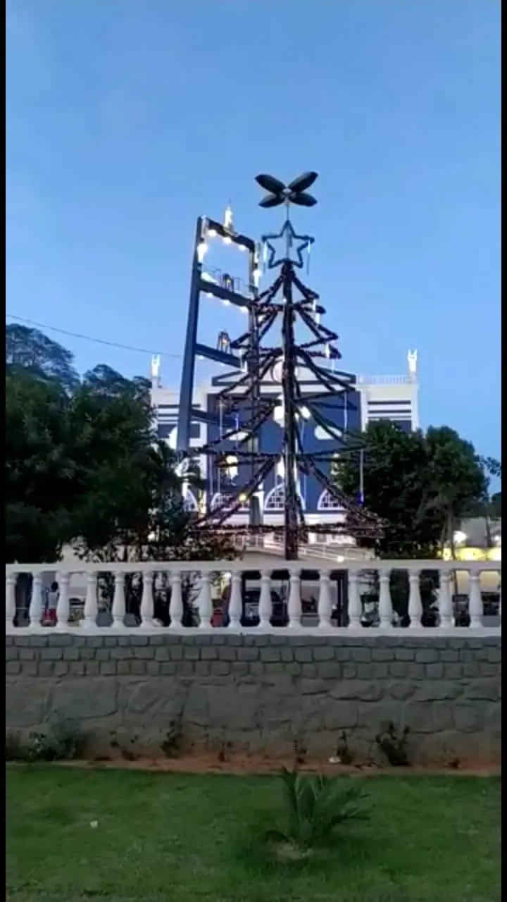 Aconteceu nesta sábado (14), às 20 horas, na Praça da Matriz, em São Silvano, a tradicional chegada de Papai Noel