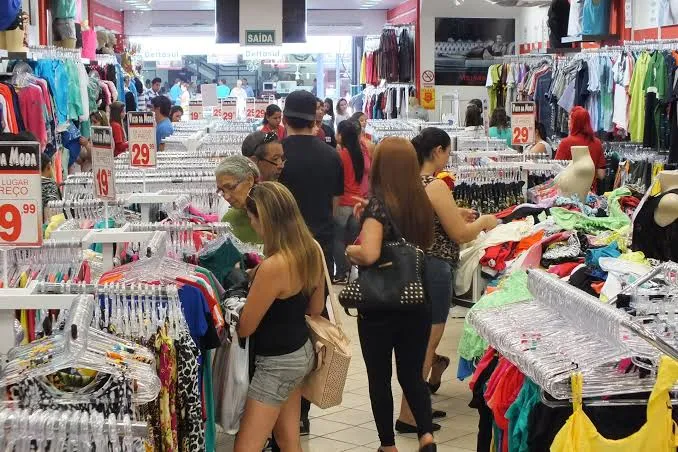 Comércio inicia atendimento em horário especial de Natal em Colatina