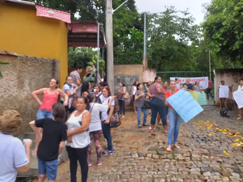 População se revolta com transferência de enfermeira e faz manifestação em frente ao Posto de Saúde de Vila Lenira