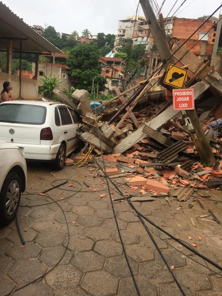 Residência desaba no Bairro Aparecida em Colatina e por pouco não mata família