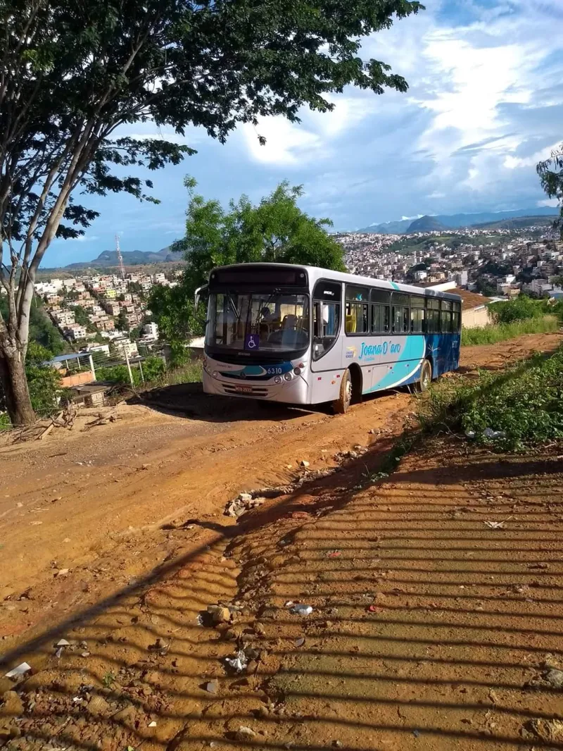 Falta de calçamento no bairro Simonassi faz com que ônibus atole sempre que chove