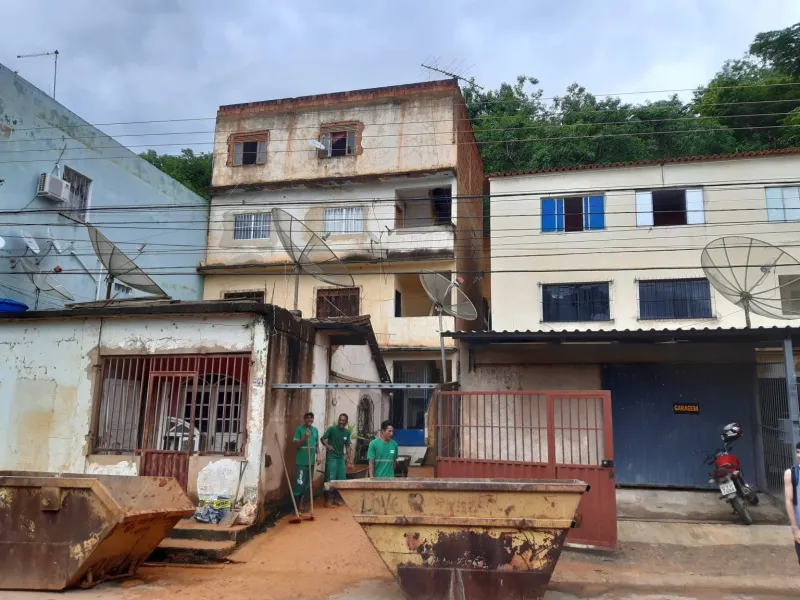 Deslizamento de barranco no Bairro Carlos Germano Naumann atinge prédio de quatro andares neste sábado (25), em Colatina