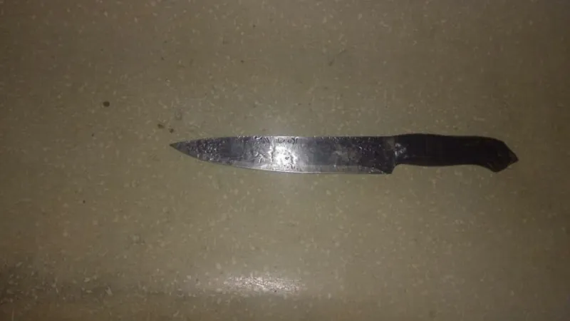 Homem com faca invade comércio de madrugada, ameaça funcionária e leva celular em Colatina