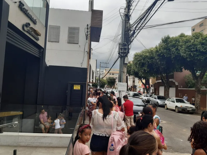 Corrida por vacinação provoca grande fila na Policlínica em Colatina, porém somente 430 doses foram disponibilizadas
