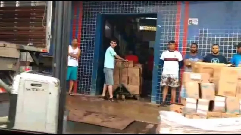 Comerciantes do centro de Colatina, preventivamente, retiram produtos das lojas, ante a expectativa do aumento do nível do Rio Doce