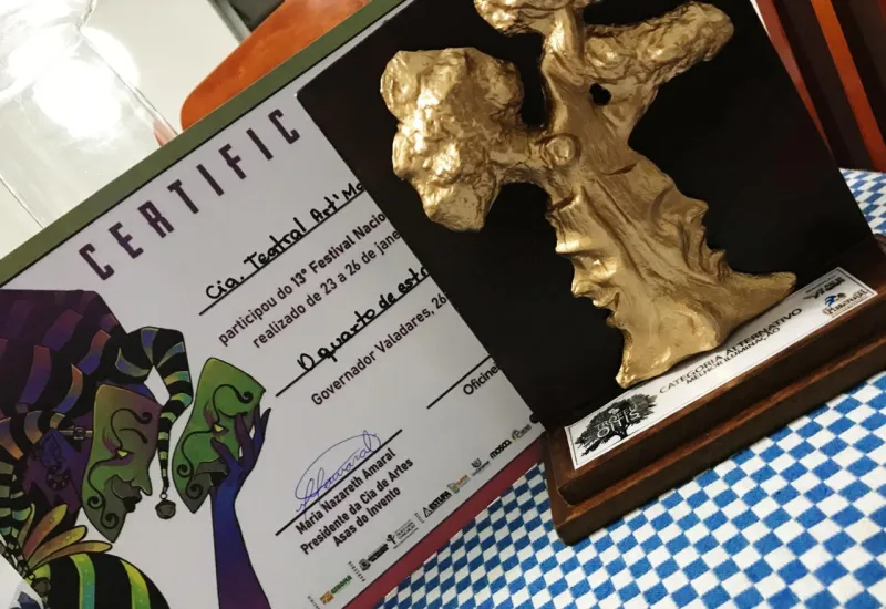 Companhia Teatral Art´Manha de Colatina conquistando prêmio na categoria Espetáculo alternativo em Minas Gerais