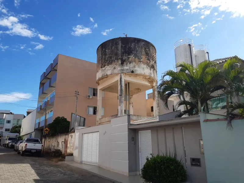 Reservatório gigantesco de água do bairro Vila Amélia tem problemas estruturais sérios. Moradores temem o pior