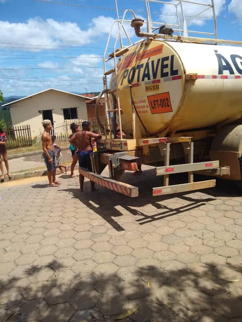 Moradores sem água há quase uma semana se revoltam no Vicente Soela, em Colatina
