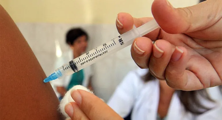 Aglomeração de idosos no primeiro dia de vacinação contra gripe em Colatina