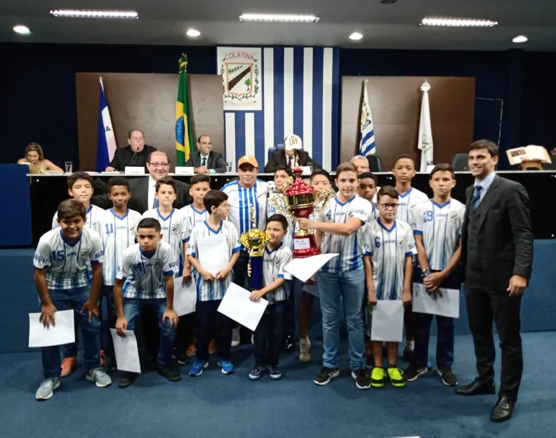 Equipe de futebol colatinense sub 11 recebe homenagem da Câmara Municipal