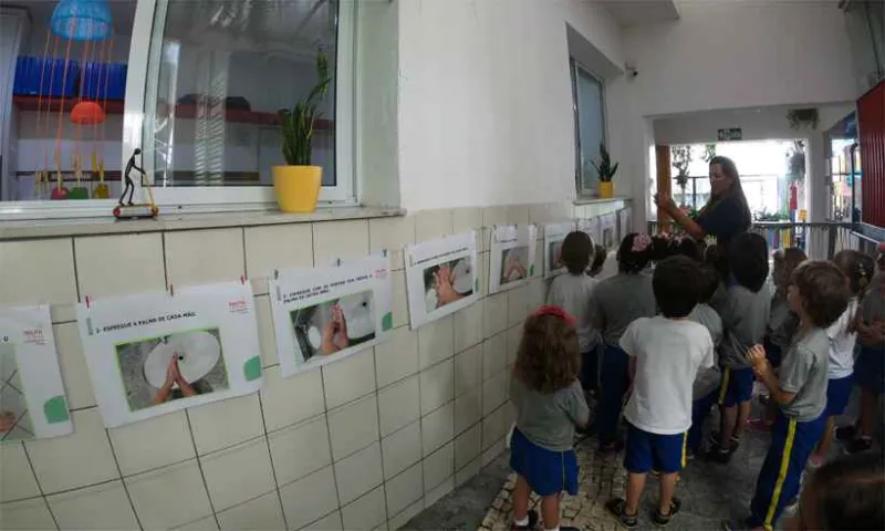 Secretaria de Educação municipal mantém aulas, mas toma uma série de medidas no combate ao coronavírus.