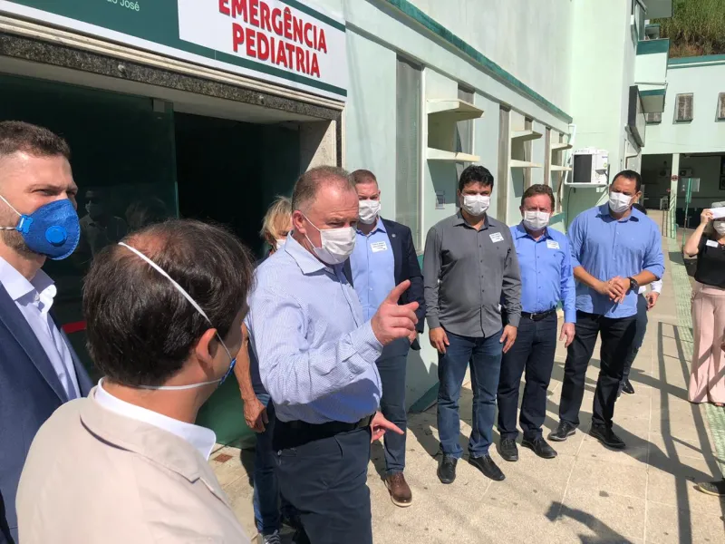 Casagrande acompanha construção de novos leitos no Hospital Silvio Avidos, em Colatina