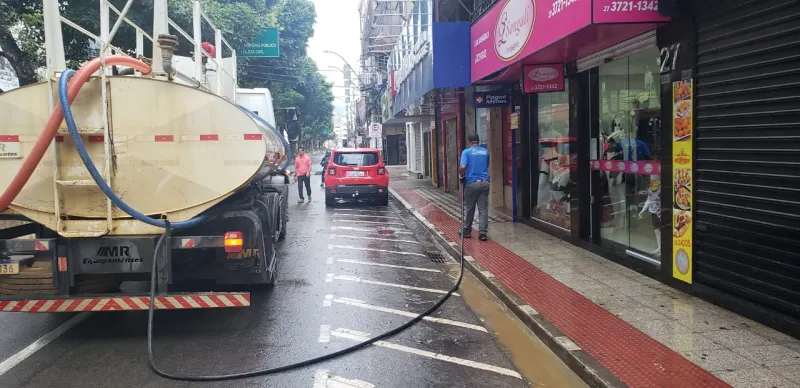 Com o comércio fechado em Colatina neste sábado (16), ruas e avenidas são desinfetadas com água em cloro