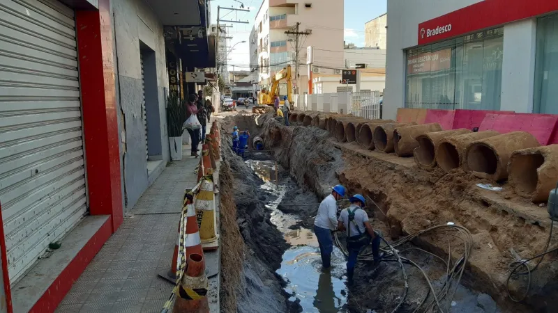 Obra na Travessa Túlio Margoto, no centro de Colatina, chama atenção pela demora e complexidade. Entenda o problema