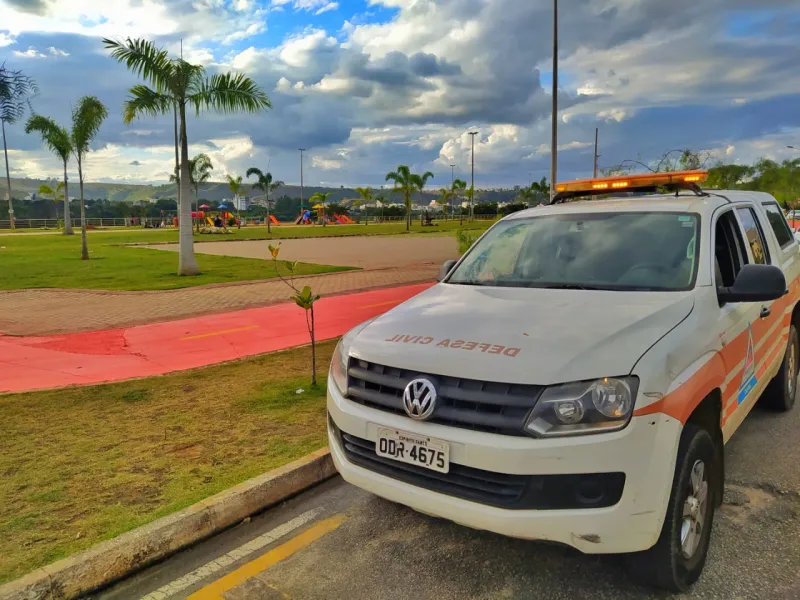 Carro de som alerta população que caminha na Avenida Beira Rio em Colatina sobre os riscos de contaminação