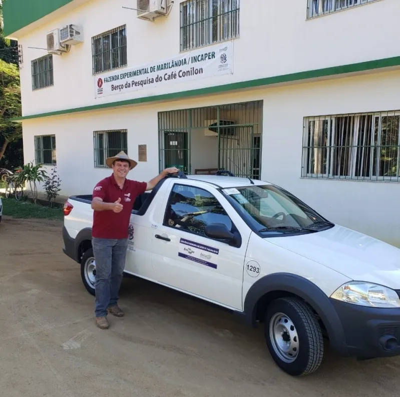 Através do Incaper, Governo do Estado entrega picapes em Fazenda Experimental de Marilândia e em mais seis cidades