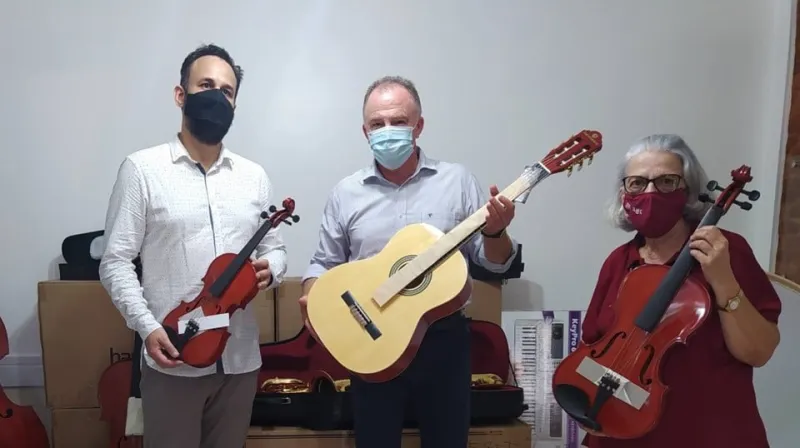 Governo Casagrande faz entrega de instrumentos musicais para entidade que promove ensino musical