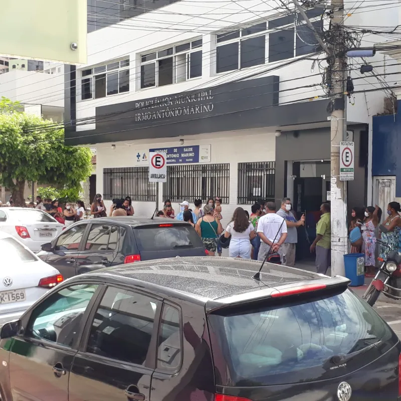 Aglomeração para tomar vacina na Policlínica de Colatina chama atenção de colatinenses