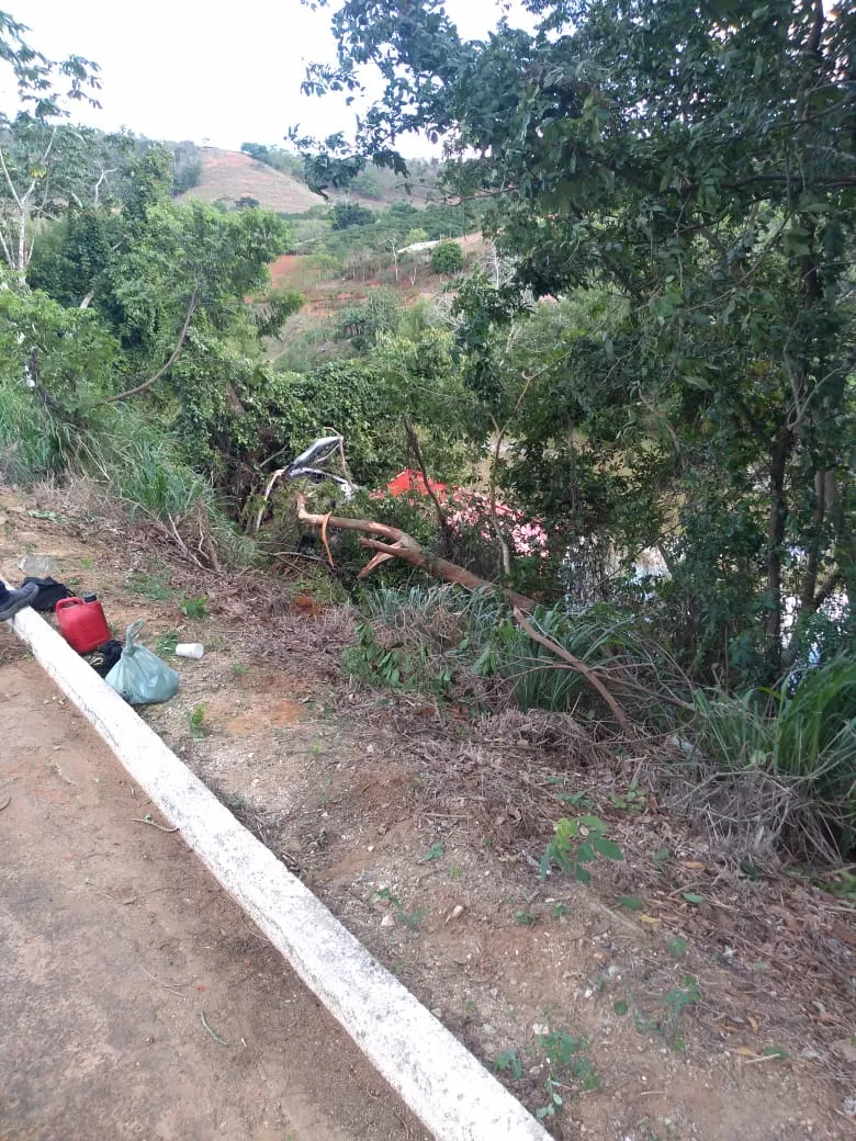 Motorista perde o controle da direção e caminhão de bebidas cai no Rio Santa Joana em Colatina