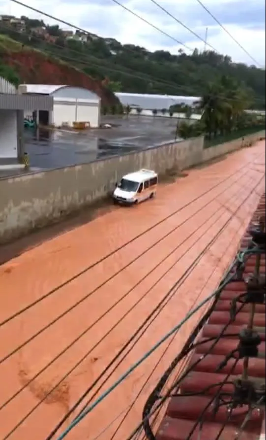 Chuva transforma Rodovia do Café em rio, no bairro Carlos Germano Naumann, em Colatina