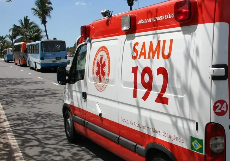 Fio de internet atinge pescoço de motociclista e provoca ferimento em Baixo Guandu