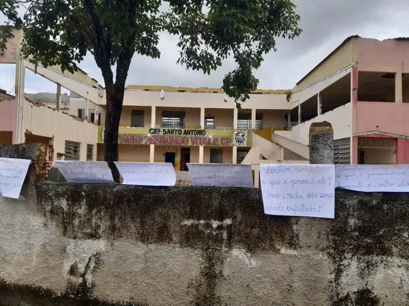 Moradores fecham rua e fazem manifestação no bairro Santo António, em Colatina