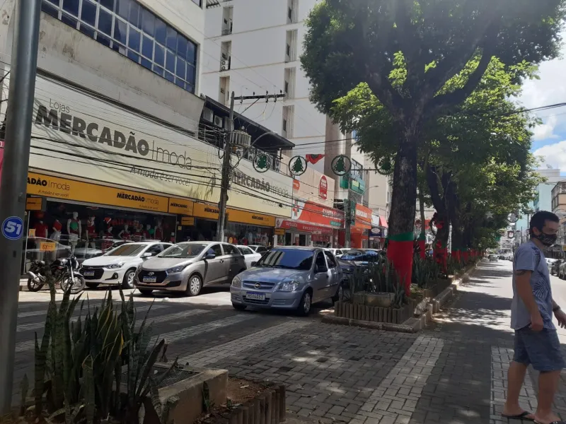 Com 80% das lojas do centro abertas, consumidores foram às compras neste domingo em Colatina