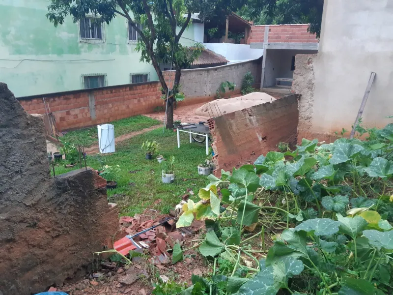 Muro entre bar e residência desaba no bairro Colúmbia em Colatina