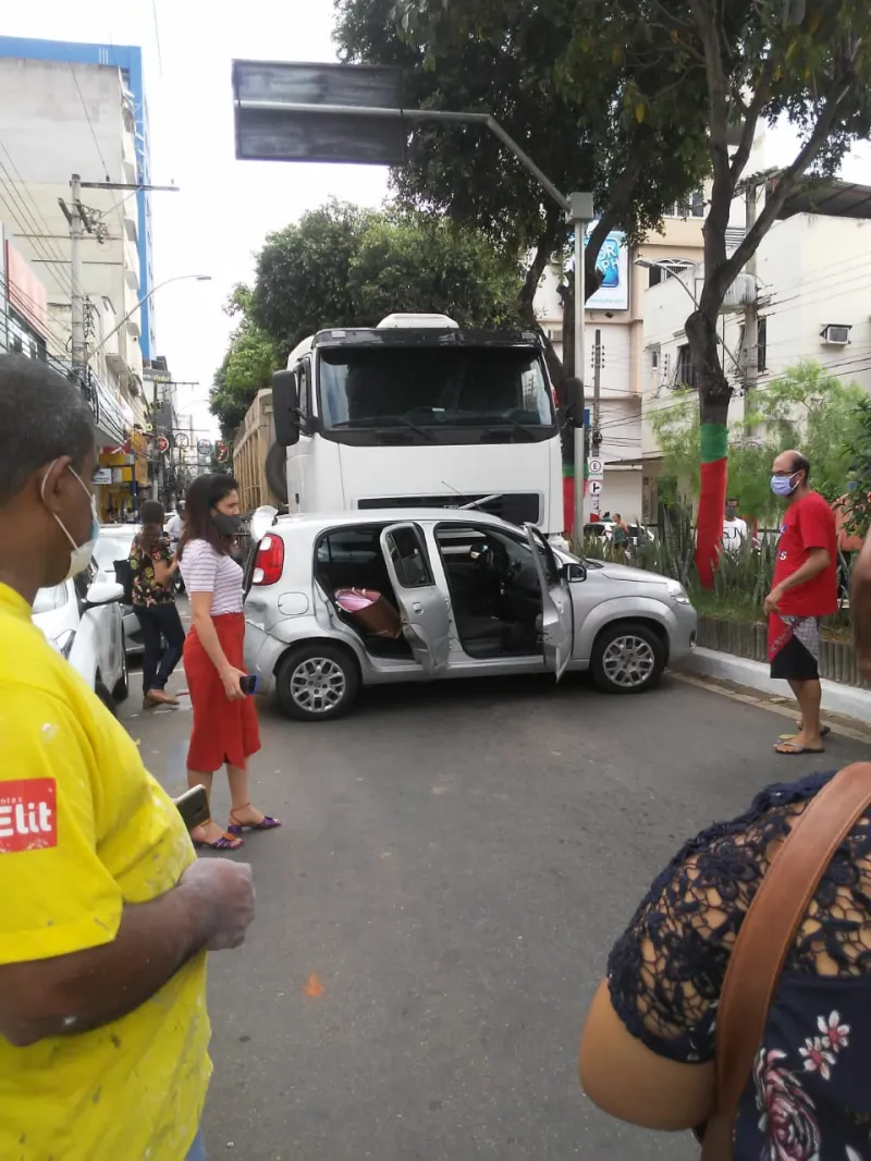 Acidente entre carro e caminhão deixa trânsito engarrafado nesta terça-feira (5), no centro de Colatina