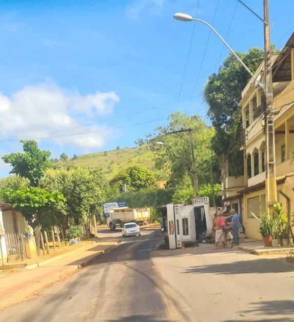 Caminhão com carga de cimento tomba no Bairro Santa Helena, em Colatina