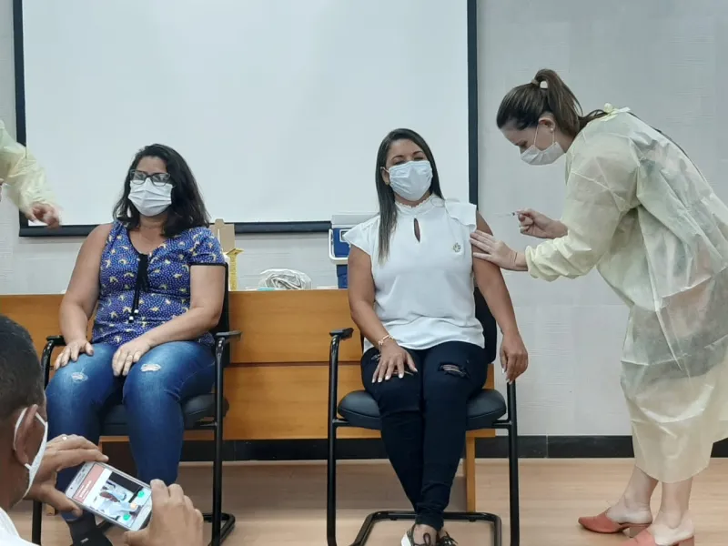 Enfermeira de 43 anos é a primeira pessoa a ser vacinada contra a Covid-19 em Colatina