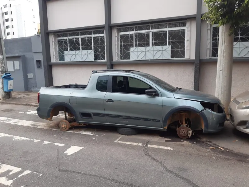 Peças e rodas de carros abandonados nas ruas estão sendo furtadas em Colatina