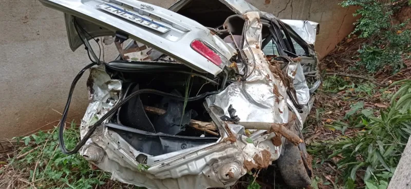 Carro despenca em ribanceira no bairro Moacir Brotas e cai em Vila Lenira