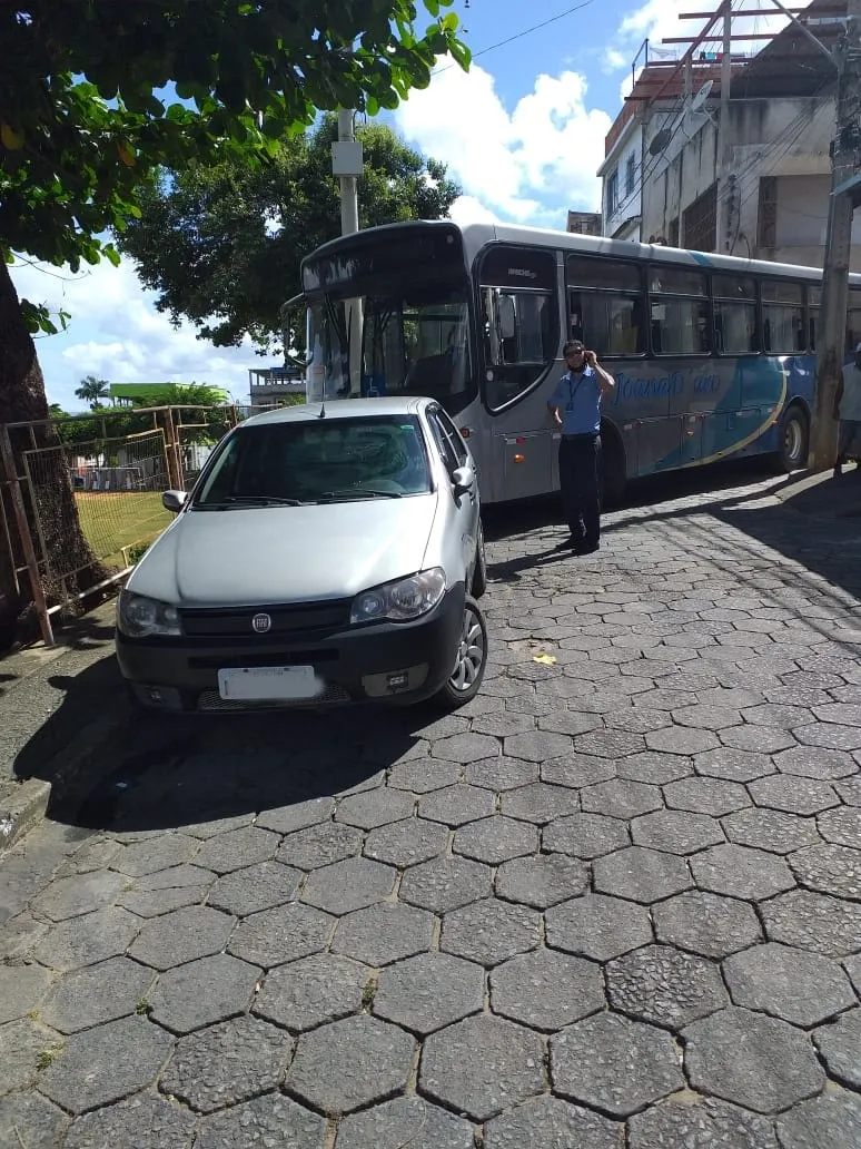 Automóveis estacionados em locais indevidos atrapalham circulação de ônibus em Colatina