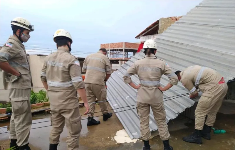 Vendaval derruba parte de telhado no bairro Bela Vista e deixa 500 famílias sem energia elétrica em Colatina