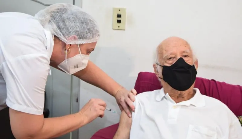 Idosos acima de 90 anos começarão a ser vacinados em Colatina. Veja a quantidade de doses que as cidades da região receberam