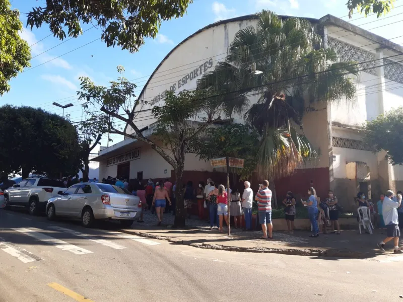 Enormes filas e aglomeração marcam vacinação de idosos neste sábado (20) em Colatina