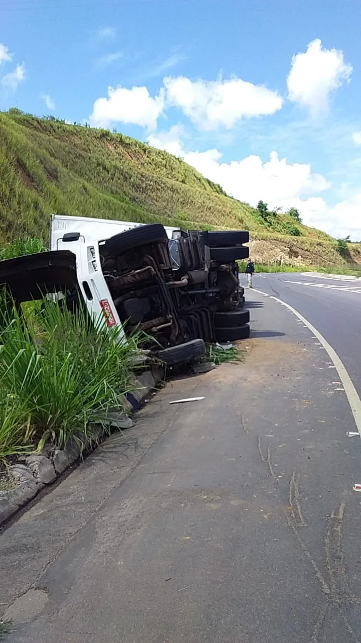 Mais uma carreta tomba na rotatória de Baunilha em Colatina