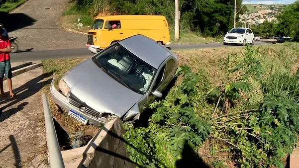 Motorista cochila ao volante e carro quase cai no Córrego São Silvano, em Colatina