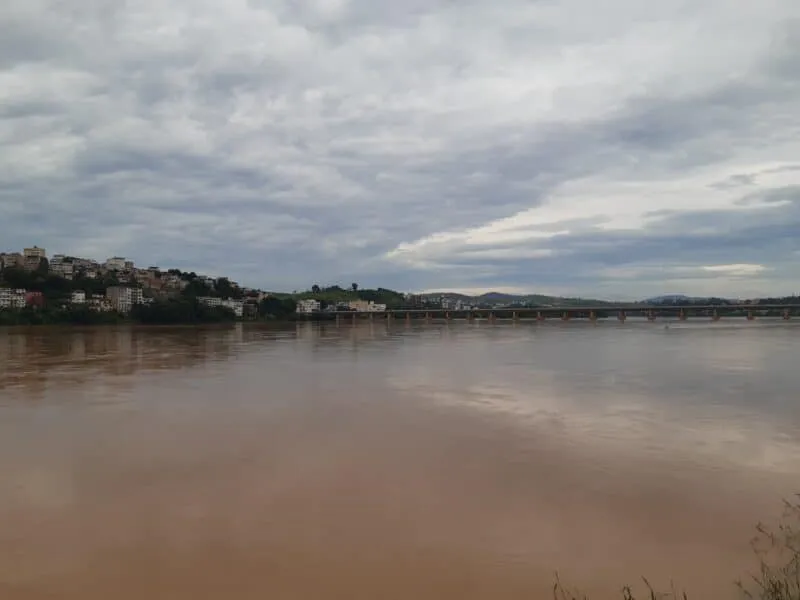 Mulher se joga no Rio Doce, mas é salva por populares em Colatina