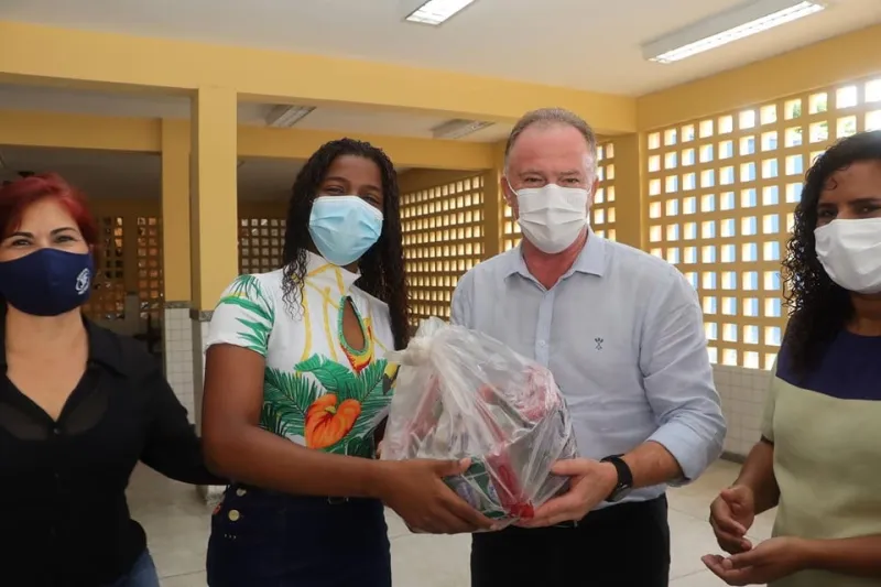 Governador acompanha entrega de alimentos da Agricultura Familiar aos estudantes da Rede Estadual
