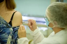 Vacinação para idosos com mais de 67 anos acontece neste sábado (03), em Colatina
