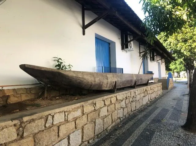 Canoa que fazia travessia do Rio Doce em 1928 está sendo restaurada, em Colatina