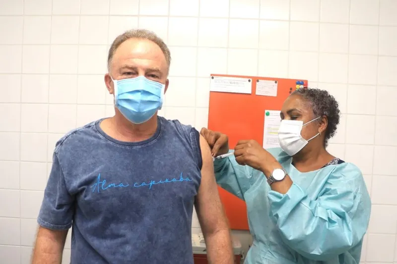 Governador Casagrande recebe segunda dose da vacina contra a Covid
