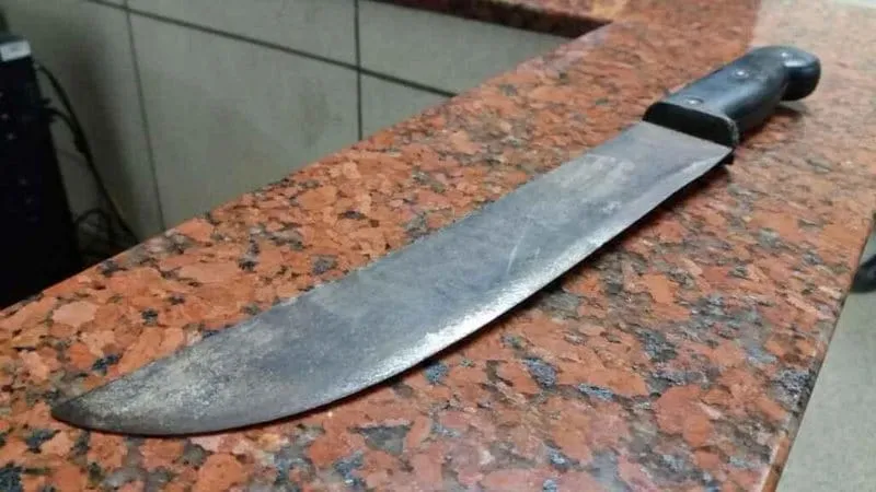 Homem fica ferido por golpes de facão, e mulher alega legítima defesa em Baixo Guandu