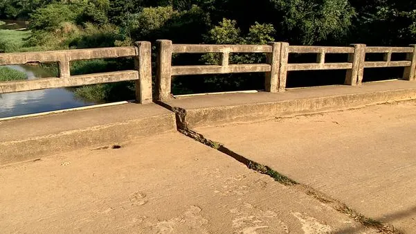 Pedestres e motociclistas se arriscam em passar por ponte condenada desde de 2018 em Colatina