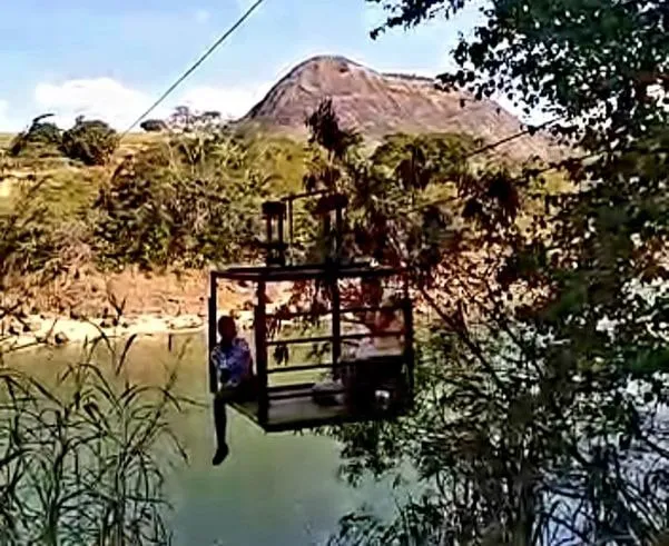 Idosa atravessa Rio Doce de teleférico para ser vacinada contra a Covid-19