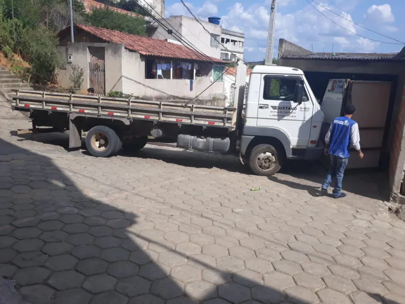 Motorista de caminhão perde controle em ladeira e bate contra casa no bairro São Marcos, em Colatina